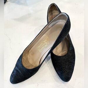 Vintage Salvatore Ferragamo black textured pumps heels leather bottom 7